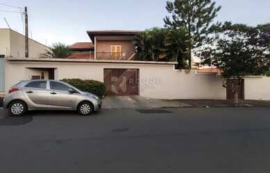 Imagem: A casa possui 3 Dormitórios, 4 Banheiros, 3 Vagas na garagem