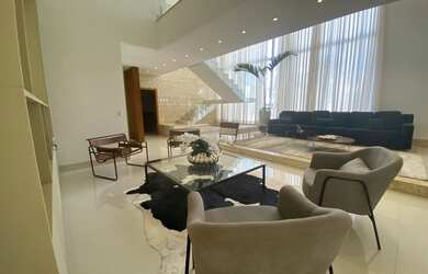 Imagem: A casa em condomínio possui 4 Dormitórios, 5 Banheiros, 2