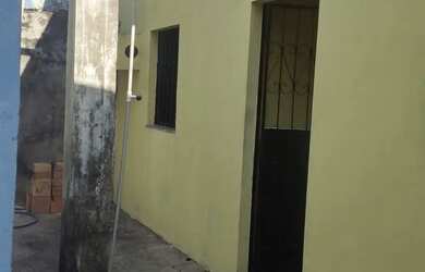 Imagem: A casa possui 2 Dormitórios, 1 Banheiro, 2 Vagas na garagem