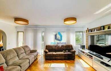 Imagem: O apartamento possui 4 Dormitórios, 2 Banheiros e 174m² de