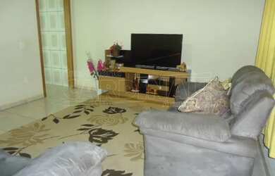 Imagem: A casa possui 2 Dormitórios, 1 Banheiro, 2 Vagas na garagem