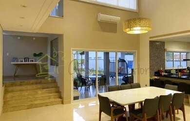 Imagem: A casa possui 4 Dormitórios, 5 Banheiros, 2 Vagas na garagem