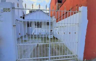 Imagem: A casa possui 1 Dormitório, 1 Banheiro, 1 Vaga na garagem e