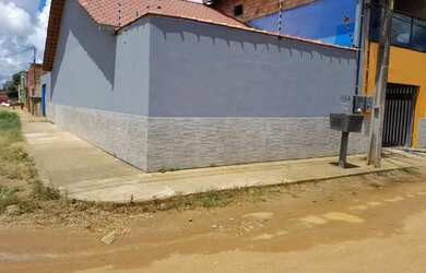 Imagem: A casa possui 2 Dormitórios, 2 Banheiros, 2 Vagas na garagem