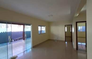 Imagem: A casa possui 3 Dormitórios, 3 Banheiros, 5 Vagas na garagem