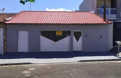 Imagem: A casa possui 2 Dormitórios, 1 Banheiro, 2 Vagas na garagem