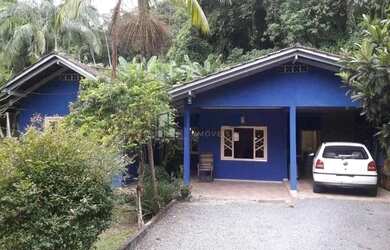 Imagem: A casa possui 3 Dormitórios, 2 Banheiros, 2 Vagas na garagem