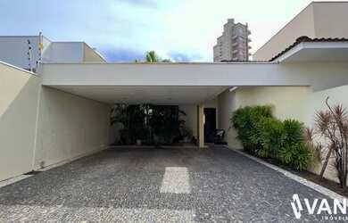 Imagem: A casa possui 3 Dormitórios, 1 Banheiro, 3 Vagas na garagem