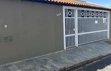 Imagem: A casa possui 2 Dormitórios, 2 Banheiros, 2 Vagas na garagem