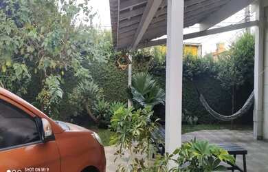 Imagem: A casa possui 3 Dormitórios, 2 Banheiros, 4 Vagas na garagem