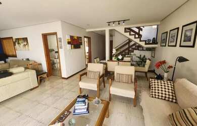 Imagem: A casa possui 3 Dormitórios, 4 Banheiros, 246m² de Área e