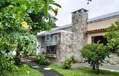 Imagem: A casa possui 3 Dormitórios, 2 Banheiros e 185m² de Área