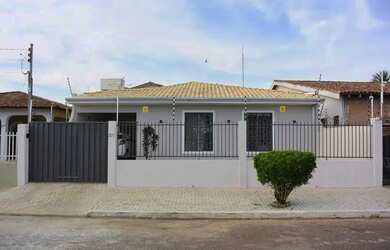 Imagem: A casa possui 3 Dormitórios, 2 Banheiros, 2 Vagas na garagem