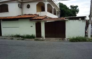 Imagem: A casa possui 3 Dormitórios, 3 Banheiros, 4 Vagas na garagem