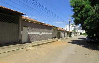 Imagem: A casa possui 4 Dormitórios, 2 Banheiros, 2 Vagas na garagem