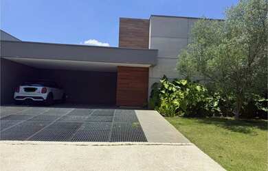 Imagem: A casa em condomínio possui 4 Dormitórios, 5 Banheiros, 4