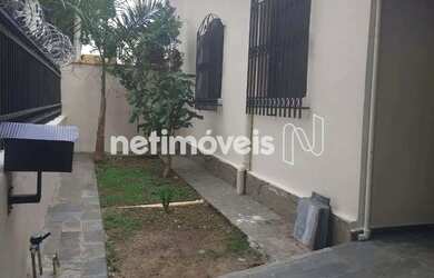 Imagem: A casa possui 2 Dormitórios, 1 Banheiro, 2 Vagas na garagem