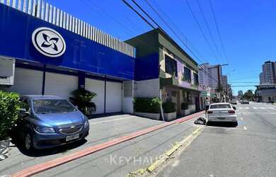 Imagem: O depósito possui 3 Vagas na garagem, 200m² de Área e está