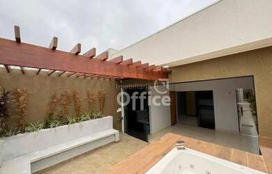 Imagem: A casa possui 3 Dormitórios, 2 Banheiros, 4 Vagas na garagem