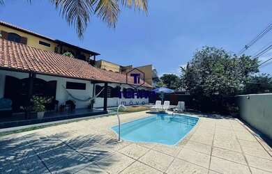 Imagem: A casa possui 3 Dormitórios, 2 Banheiros, 1 Vaga na garagem