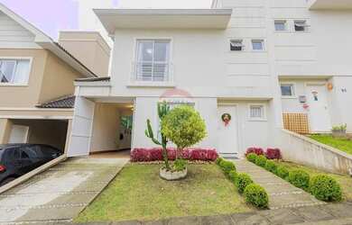 Imagem: A casa possui 3 Dormitórios, 3 Banheiros, 4 Vagas na garagem