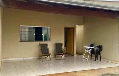 Imagem: A casa possui 3 Dormitórios, 2 Banheiros, 2 Vagas na garagem