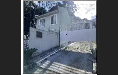 Imagem: A casa possui 3 Dormitórios, 1 Banheiro, 1 Vaga na garagem