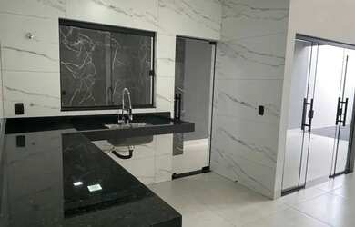 Imagem: A casa possui 3 Dormitórios, 2 Banheiros, 2 Vagas na garagem