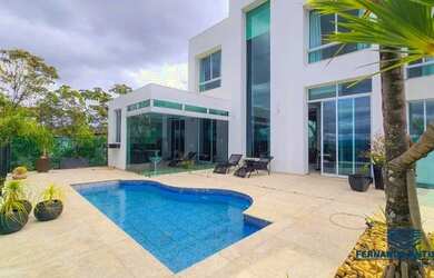 Imagem: A casa possui 4 Dormitórios, 5 Banheiros, 2 Vagas na garagem