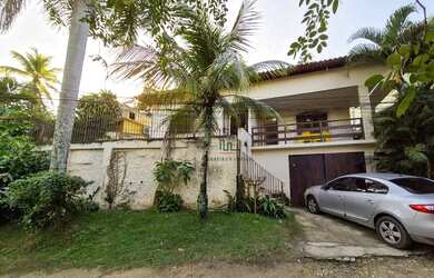 Imagem: A casa possui 4 Dormitórios, 2 Banheiros, 3 Vagas na garagem