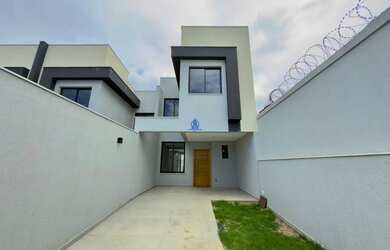 Imagem: A casa possui 3 Dormitórios, 3 Banheiros, 3 Vagas na garagem