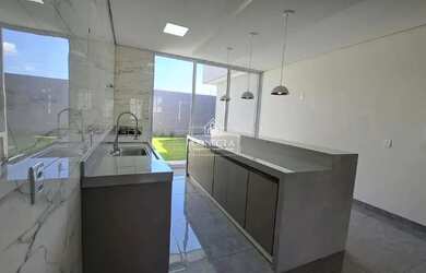 Imagem: A casa possui 3 Dormitórios, 2 Banheiros, 2 Vagas na garagem