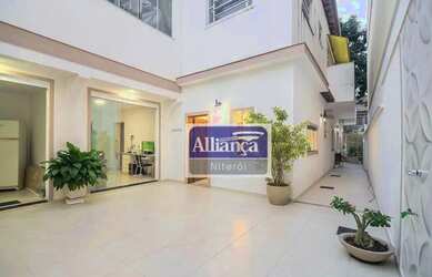 Imagem: A casa possui 3 Dormitórios, 4 Banheiros, 1 Vaga na garagem