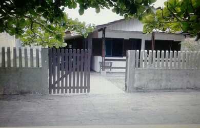 Imagem: A casa possui 4 Dormitórios, 2 Banheiros, 3 Vagas na garagem