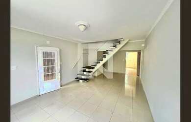 Imagem: A casa possui 4 Dormitórios, 4 Banheiros, 2 Vagas na garagem