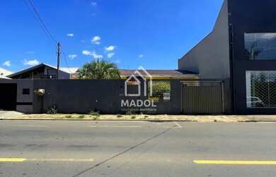 Imagem: A casa possui 3 Dormitórios, 2 Banheiros, 2 Vagas na garagem