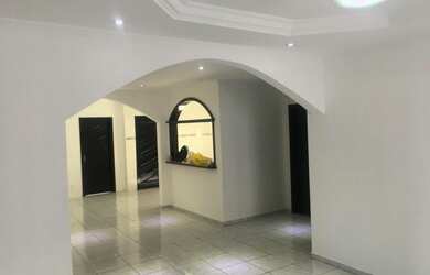 Imagem 1: Alugo linda casa gigante. Peço deposito de 3 meses o valor do aluguel