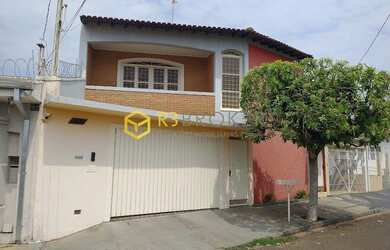 Imagem: A casa possui 3 Dormitórios, 3 Banheiros, 2 Vagas na garagem