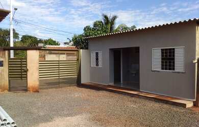 Imagem: A casa possui 1 Dormitório, 1 Banheiro, 1 Vaga na garagem e