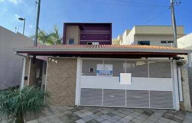 Imagem: A casa possui 3 Dormitórios, 1 Banheiro, 2 Vagas na garagem