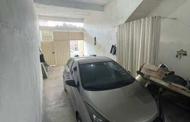 Imagem: A casa possui 2 Dormitórios, 1 Banheiro e 3 Vagas na garagem