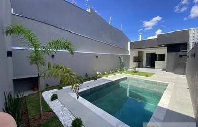 Imagem: A casa possui 3 Dormitórios, 2 Banheiros, 2 Vagas na garagem