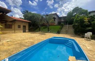 Imagem: A casa em condomínio possui 4 Dormitórios, 5 Banheiros, 4