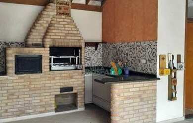 Imagem: A casa possui 2 Dormitórios, 2 Banheiros, 2 Vagas na garagem