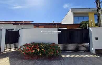 Imagem: A casa possui 3 Dormitórios, 4 Banheiros, 5 Vagas na garagem