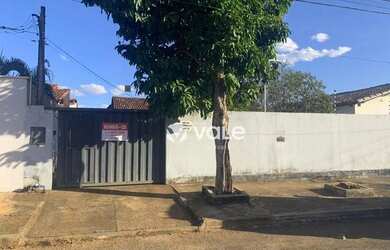 Imagem: A casa possui 4 Dormitórios, 4 Banheiros, 5 Vagas na garagem