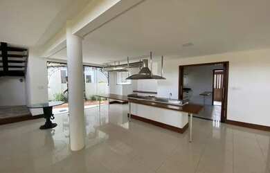 Imagem: A casa possui 3 Dormitórios, 4 Banheiros, 2 Vagas na garagem