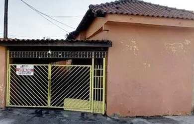 Imagem: A casa possui 3 Dormitórios, 2 Banheiros, 2 Vagas na garagem