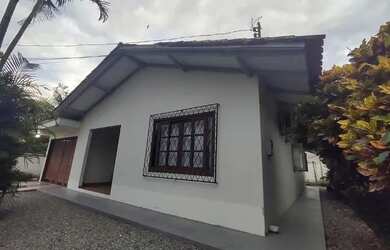 Imagem: A casa possui 3 Dormitórios, 2 Banheiros, 3 Vagas na garagem