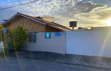 Imagem: A casa possui 2 Dormitórios, 2 Banheiros, 2 Vagas na garagem